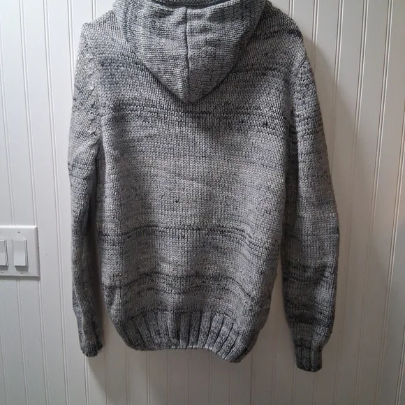 Men's Gray Cable Knit Sweater with Button Detail - Picture 7 of 16